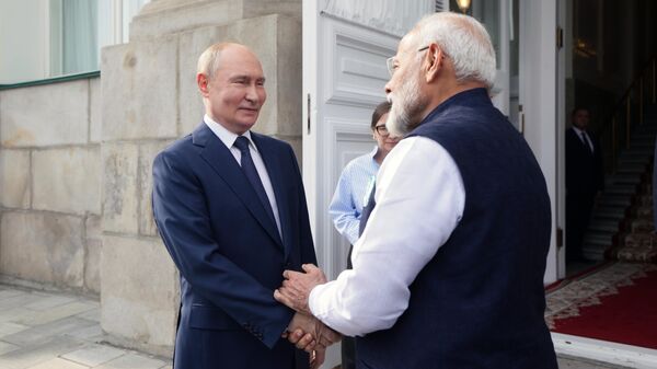 Russian President Vladimir Putin bids farewell to Indian Prime Minister Narendra Modi following their meeting at the Kremlin in Moscow, Russia. - Sputnik International