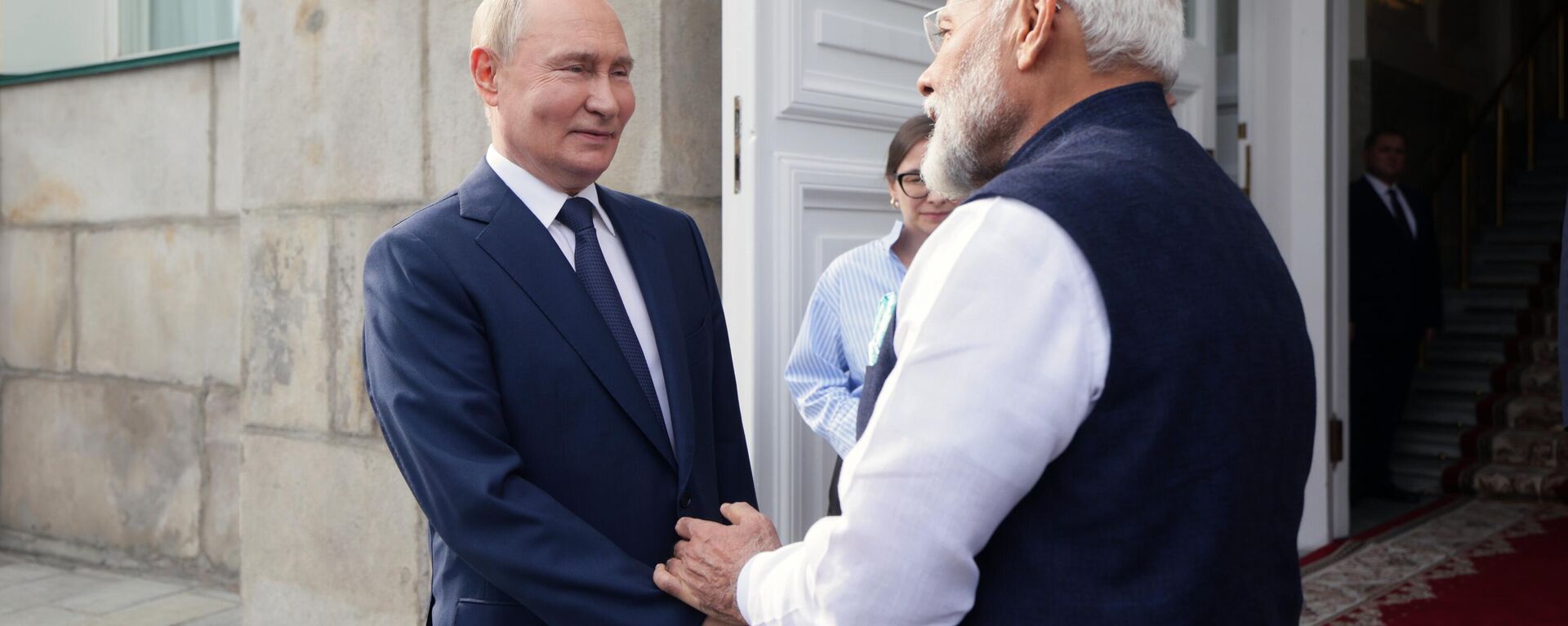 Russian President Vladimir Putin bids farewell to Indian Prime Minister Narendra Modi following their meeting at the Kremlin in Moscow, Russia. - Sputnik International, 1920, 09.07.2024