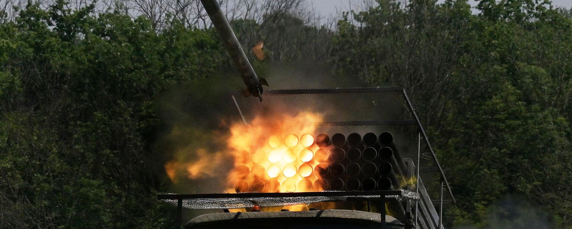 Russian servicemen fire a BM-21 Grad multiple rocket launcher towards Ukrainian positions - Sputnik International, 1920, 18.08.2024