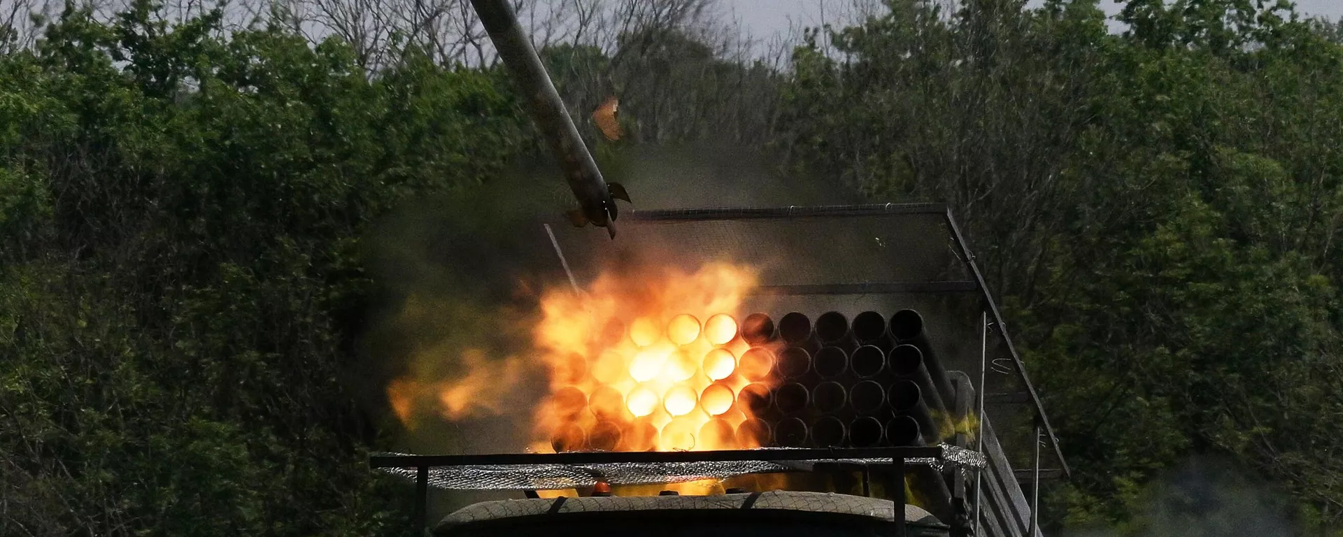 Russian servicemen fire a BM-21 Grad multiple rocket launcher towards Ukrainian positions - Sputnik International, 1920, 06.01.2025