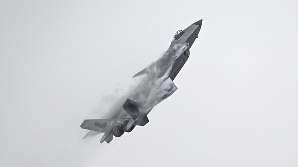 A Chinese J-20 stealth fighter of the People's Liberation Army (PLA) performs at the Airshow China 2022 in Zhuhai in southern China's Guangdong province on November 8, 2022. - Sputnik International