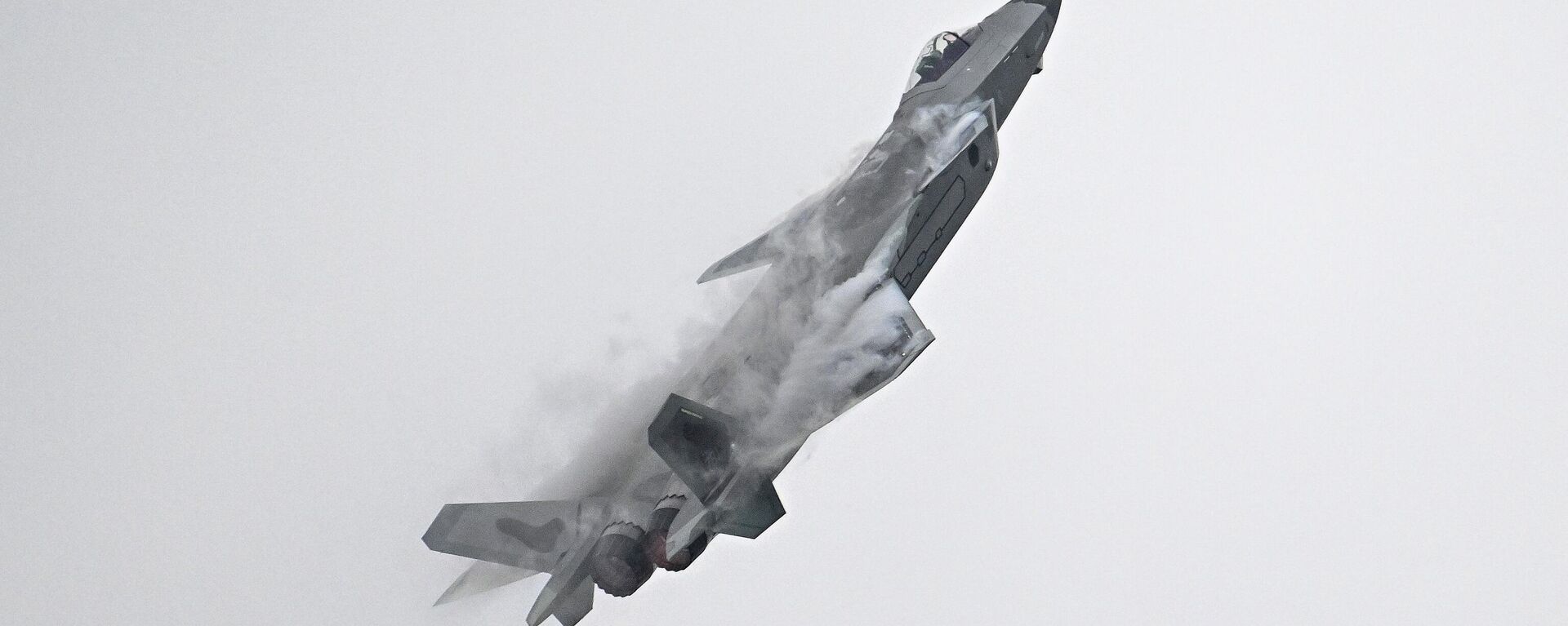 A Chinese J-20 stealth fighter of the People's Liberation Army (PLA) performs at the Airshow China 2022 in Zhuhai in southern China's Guangdong province on November 8, 2022. - Sputnik International, 1920, 10.07.2024