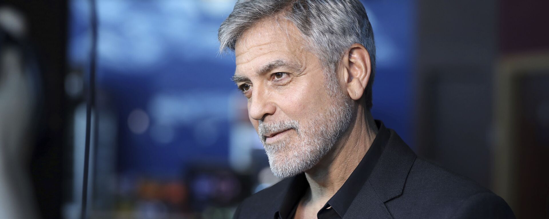 Actor George Clooney talks to reporters on arrival at the premiere of the television mini-series 'Catch22', in London - Sputnik International, 1920, 10.07.2024