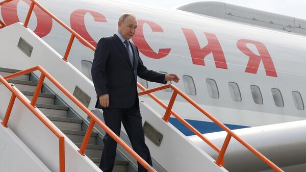 Russian President Vladimir Putin disembarks from a plane. - Sputnik International