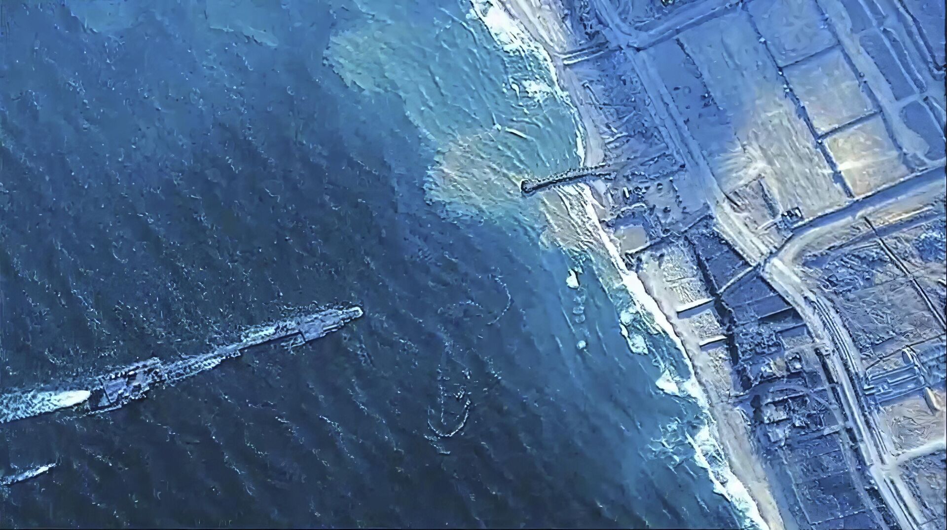 The image provided by U.S, Central Command, shows U.S. Army soldiers assigned to the 7th Transportation Brigade (Expeditionary), U.S. Navy sailors assigned to Amphibious Construction Battalion 1, and Israel Defense Forces placing the Trident Pier on the coast of Gaza Strip on Thursday, May 16, 2024.  - Sputnik International, 1920, 12.07.2024