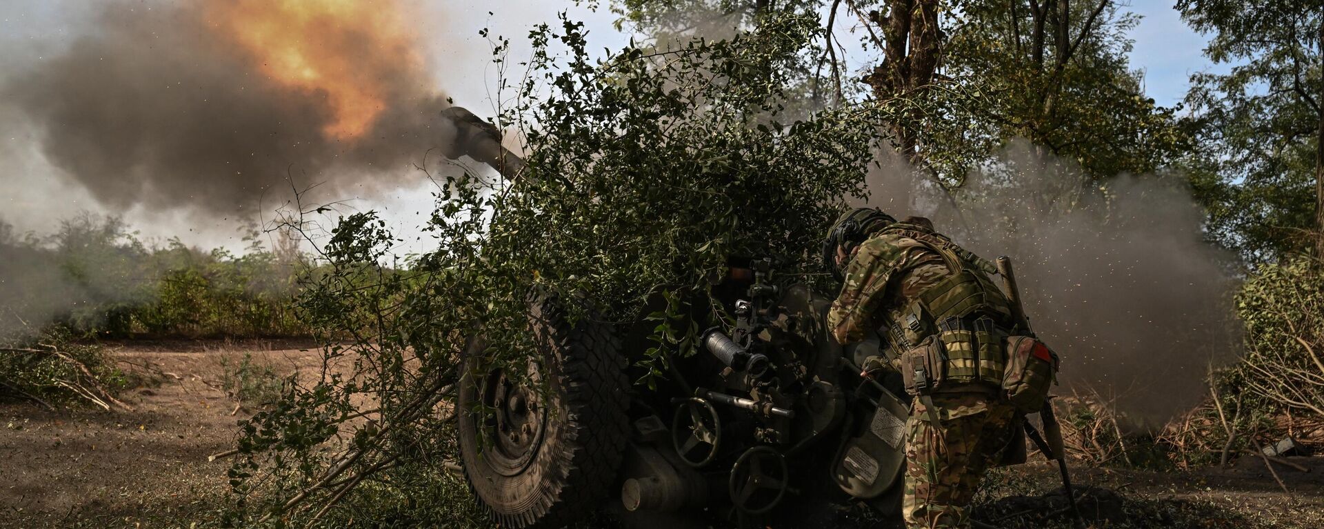 A Russian serviceman of the Central Military District fires a 2A18 122mm D-30 howitzer towards Ukrainian positions in the course of Russia's military operation in Ukraine, in Lugansk People's Republic, Russia. - Sputnik International, 1920, 07.08.2024