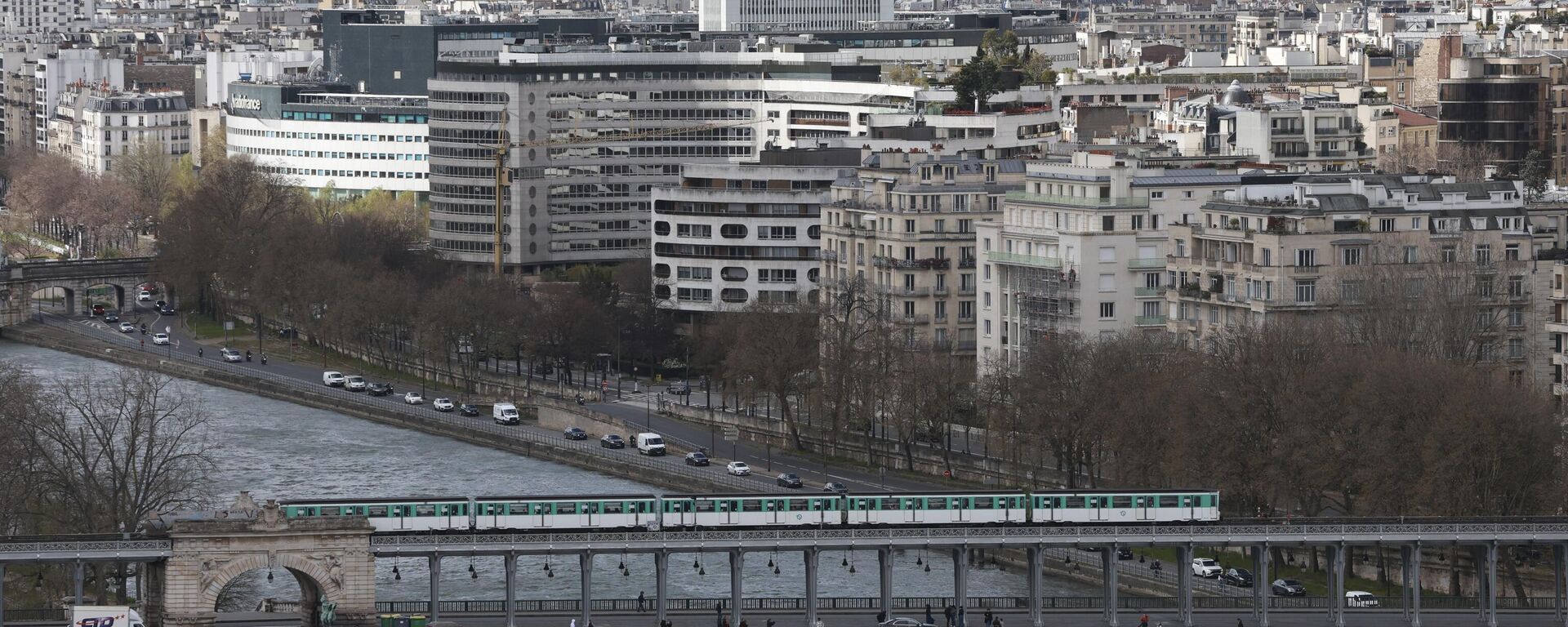 A train passes on a bridge over the Seine river, seen from the Eiffel Tower, Thursday, March 28, 2024 in Paris. (AP Photo/Aurelien Morissard) - Sputnik International, 1920, 13.07.2024