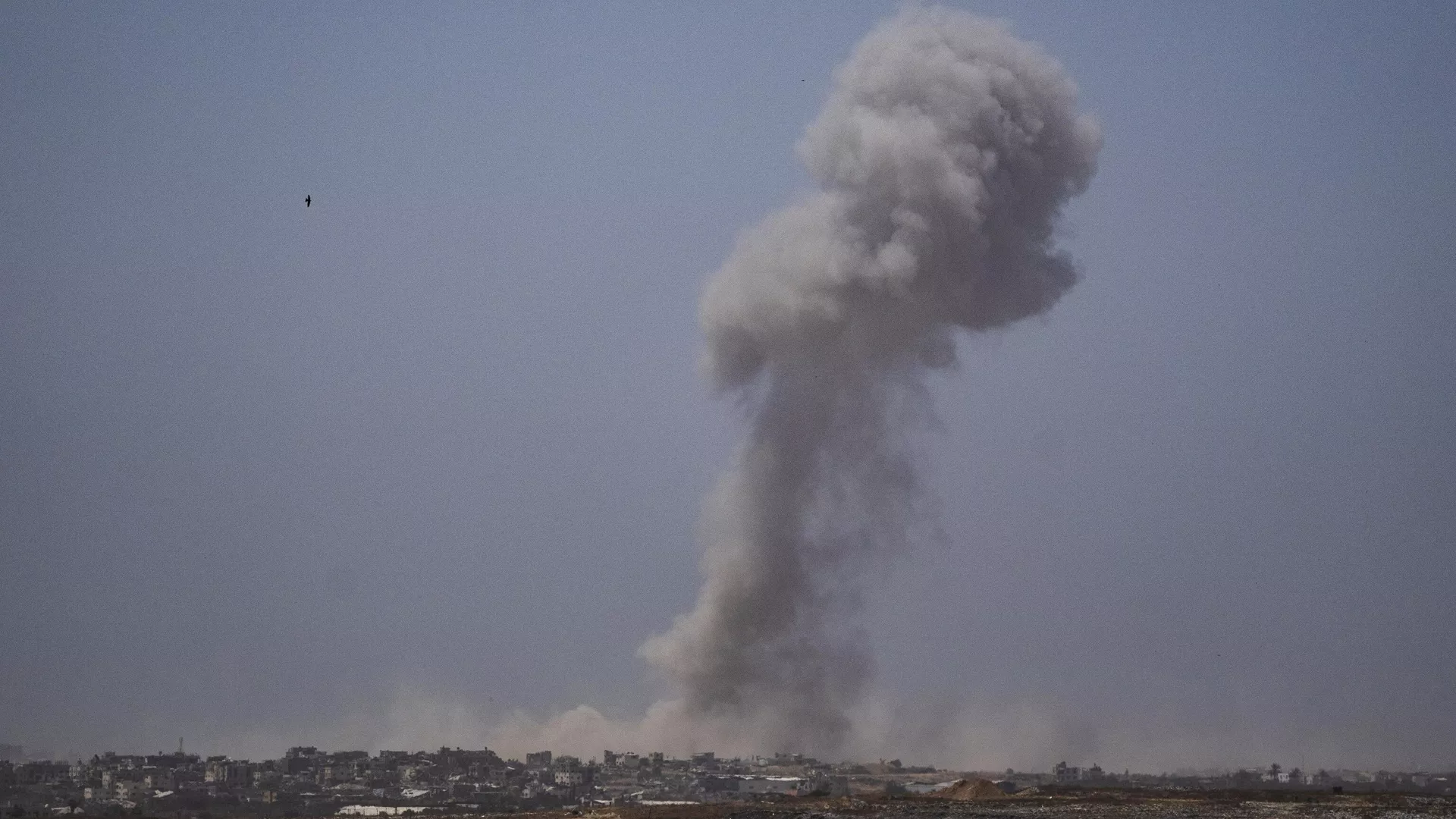 Smoke billows after an explosion in the Gaza Strip, as seen from southern Israel - Sputnik International, 1920, 10.08.2024