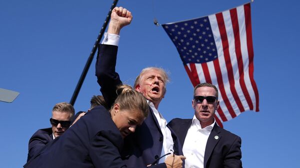 Дональд Трамп после покушения на предвыборном митинге в Батлере, США - Sputnik International