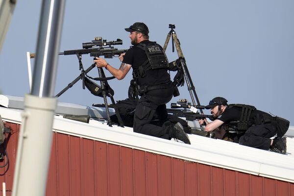 Police snipers return fire after a shooter took aim at Trump who was speaking at the rally.  - Sputnik International