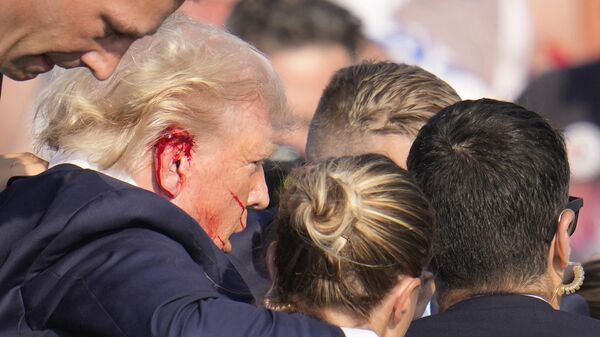 Дональд Трамп после покушения на предвыборном митинге в Батлере, США - Sputnik International