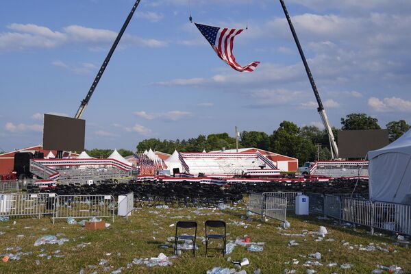 A campaign rally site is empty and littered with debris today after the crowd left the place. - Sputnik International