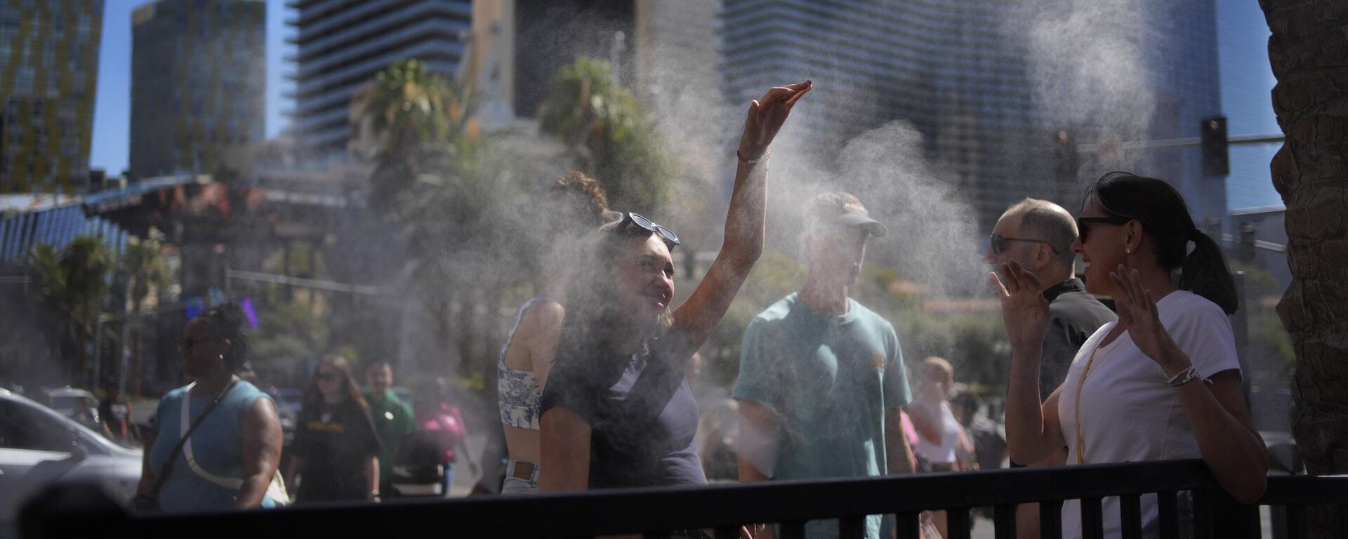 People cool off in misters along the Las Vegas Strip, Sunday, July 7, 2024, in Las Vegas - Sputnik International, 1920, 30.07.2024