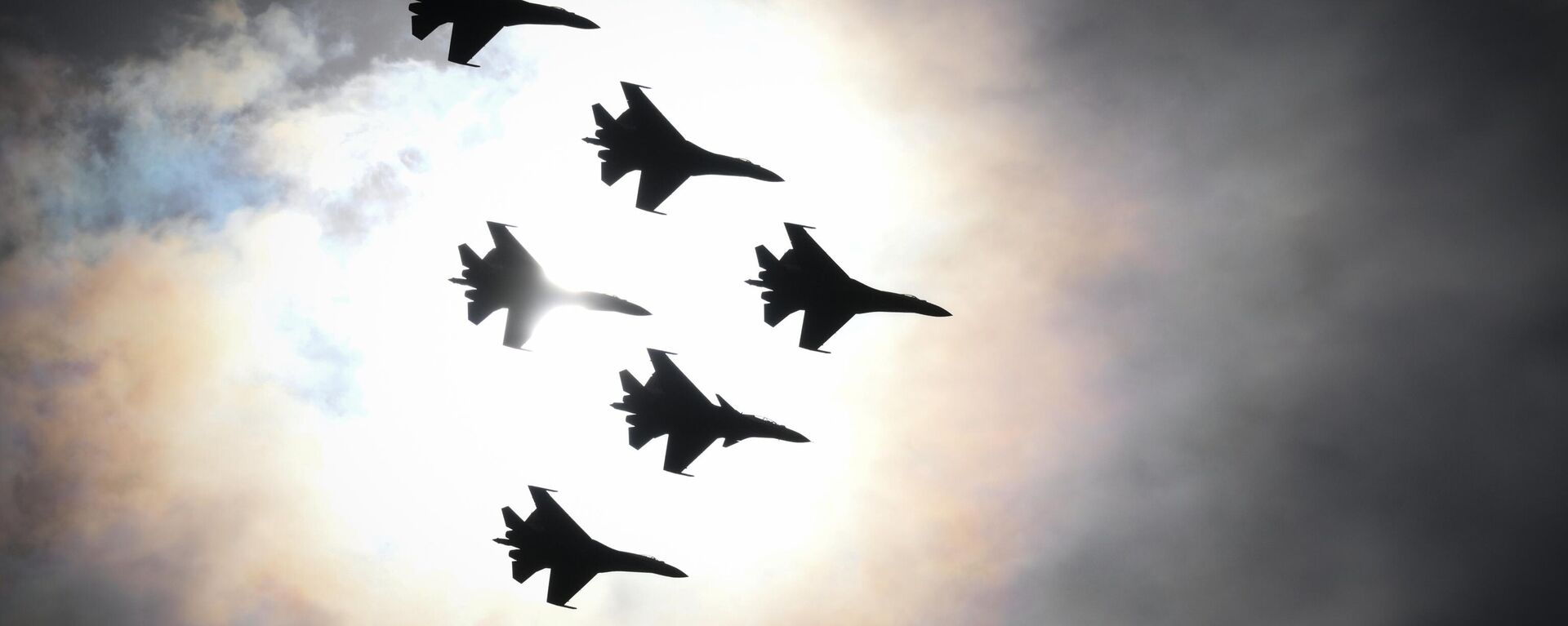 Sukhoi Su-30SM and Su-35S fighter jets of the Russkie Vityazi (Russian Knights) aerobatic team perform during the Fleet-2024 International Maritime Defence Show in Kronstadt, a seaport on the outskirts of St Petersburg, Russia. - Sputnik International, 1920, 15.07.2024