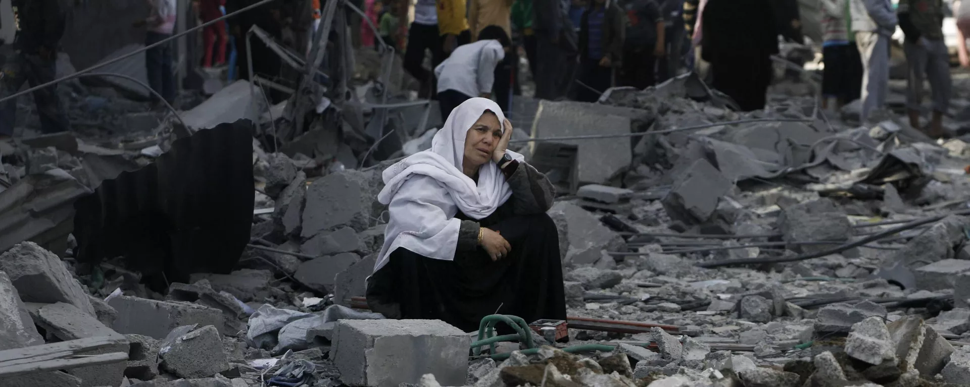 A Palestinian woman sits in rubble following an Israeli air strike in Rafah refugee camp in southern Gaza Strip, Sunday, Nov. 18, 2012. - Sputnik International, 1920, 15.01.2025