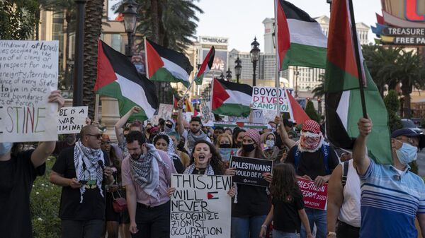 Pro-Palestine protesters march along the Strip, starting at The Venetian hotel and casino, in Las Vegas, Nevada on May 15, 2021. - Sputnik International