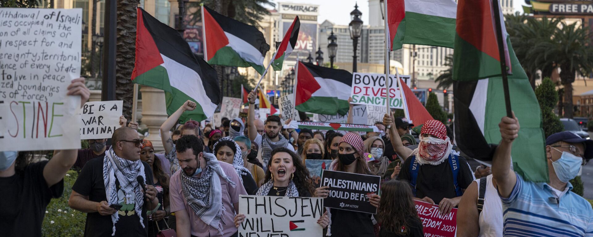 Pro-Palestine protesters march along the Strip, starting at The Venetian hotel and casino, in Las Vegas, Nevada on May 15, 2021. - Sputnik International, 1920, 17.07.2024