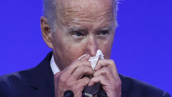 US President Joe Biden uses a tissue as he speaks at the opening ceremony of the UN Climate Change Conference COP26 in Glasgow, Scotland, Monday Nov. 1, 2021 - Sputnik International