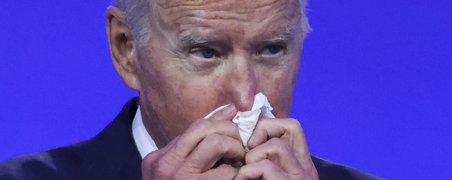 US President Joe Biden uses a tissue as he speaks at the opening ceremony of the UN Climate Change Conference COP26 in Glasgow, Scotland, Monday Nov. 1, 2021 - Sputnik International, 1920, 21.07.2024