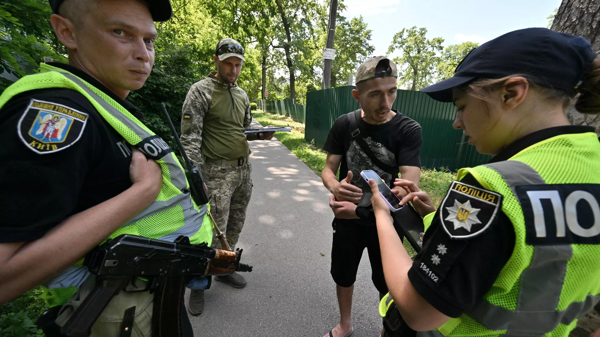 2024年6月7日、キエフで戦闘年齢の男性の書類を抜き打ち検査し、軍の召喚状を配るウクライナの軍人と警察官。- スプートニクインターナショナル、1920年、2024年7月18日