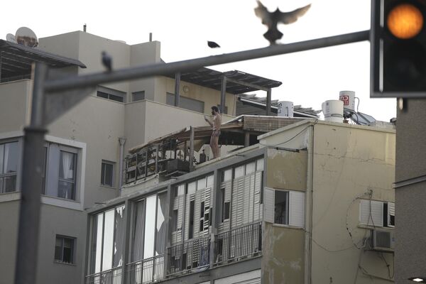 A man films the scene after the deadly explosion, from his rooftop. - Sputnik International