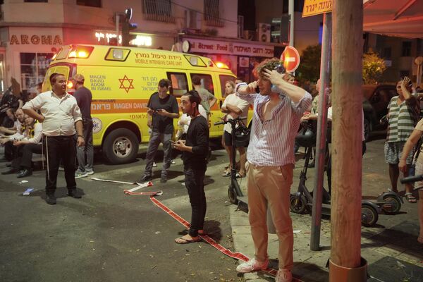 People gather at the scene of the explosion. - Sputnik International