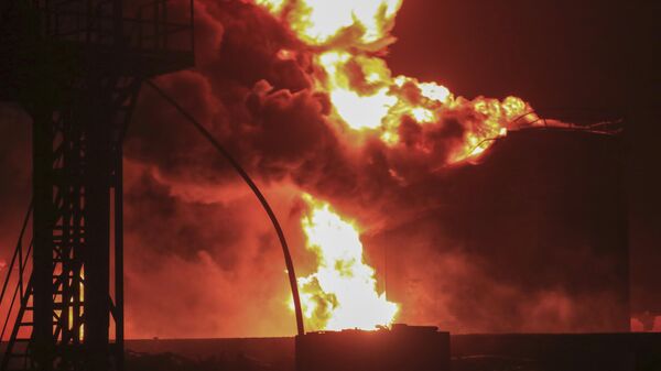 Oil tanks burn at the port in Hodeidah, Yemen, Saturday, July 20, 2024. - Sputnik International