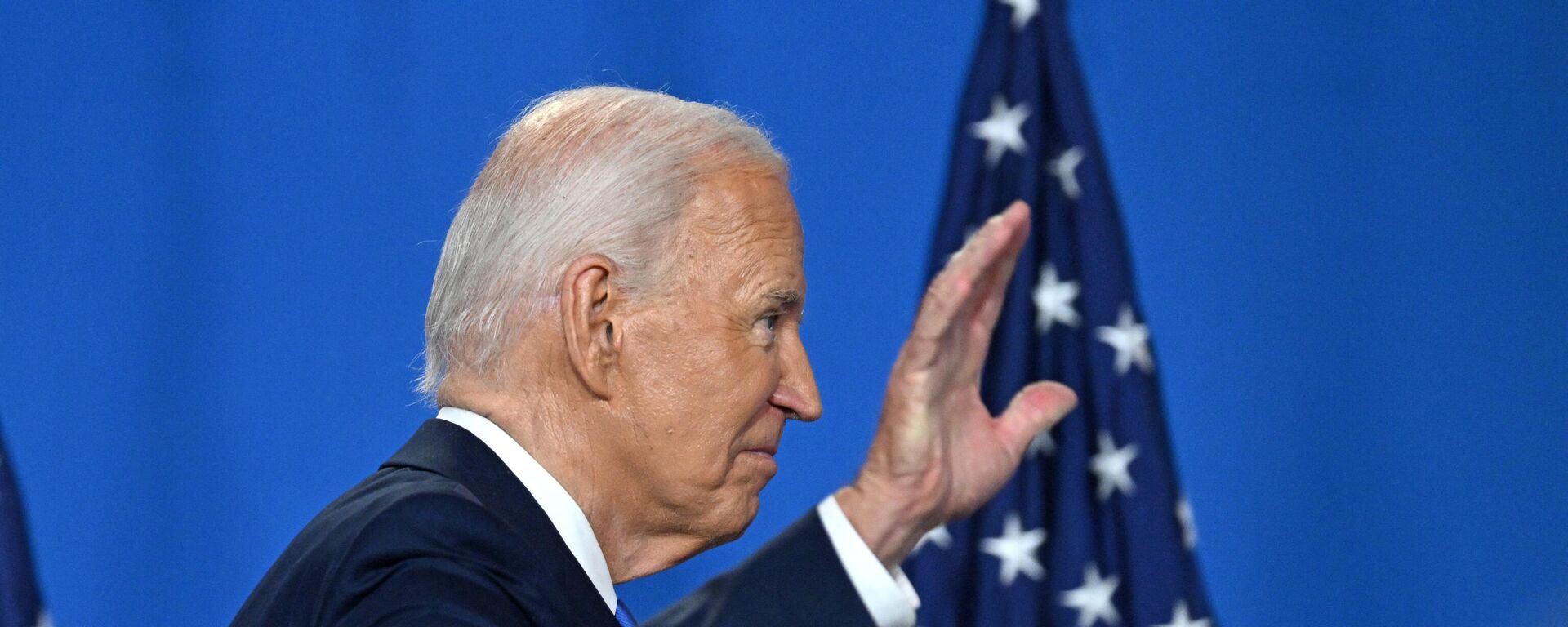 US President Joe Biden waves as he leaves after speaking during a press conference at the close of the 75th NATO Summit at the Walter E. Washington Convention Center in Washington, DC on July 11, 2024.  - Sputnik International, 1920, 22.07.2024