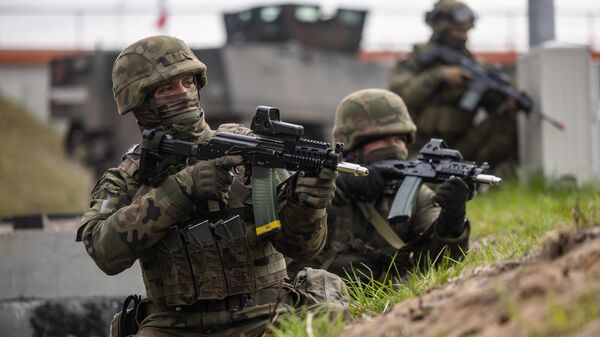 Polish soldiers take up positions during military drills of Polish and NATO soldiers near the Vistula Spit canal, near Krynica Morska, northern Poland on April 17, 2023.  - Sputnik International