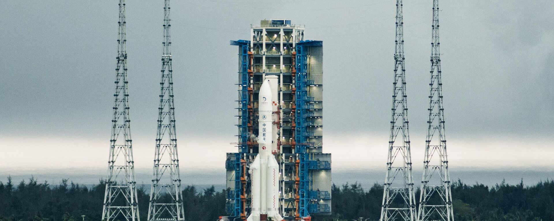 China's Long March-5 Y8 heavy-lift rocket carrying the Chang'e-6 lunar probe - Sputnik International, 1920, 23.04.2025