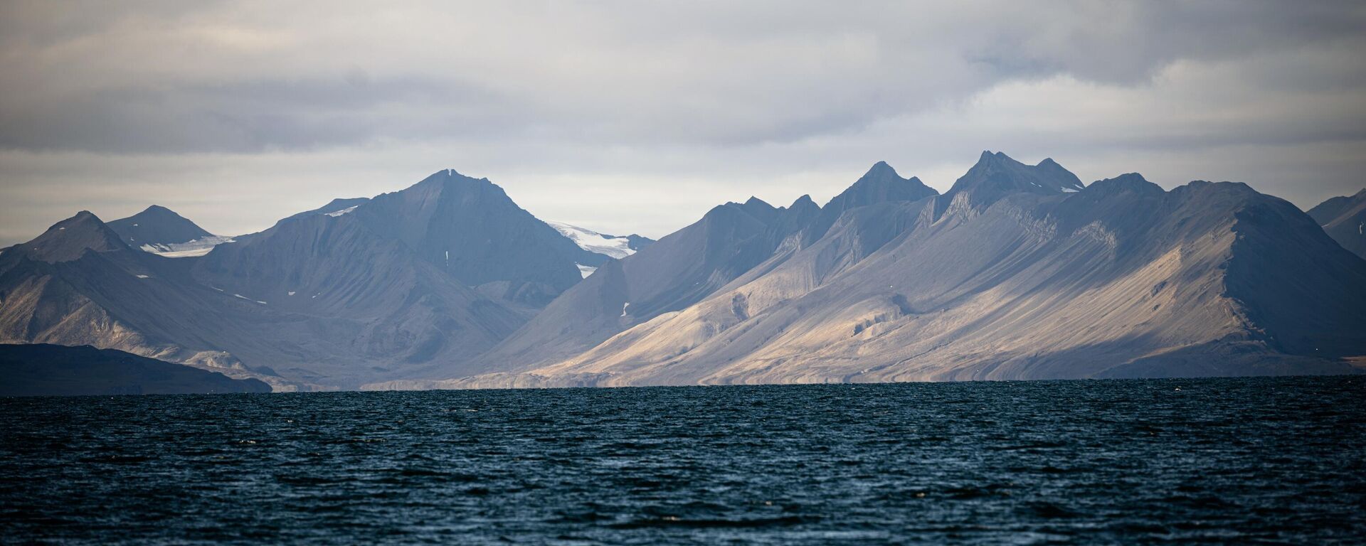 A view shows an island of the Svalbard archipelago - Sputnik International, 1920, 23.07.2024