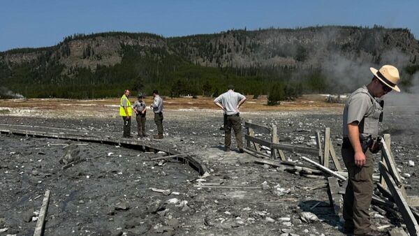 Park staff assess the damage to Biscuit Basin boardwalks after hydrothermal explosion - Sputnik International