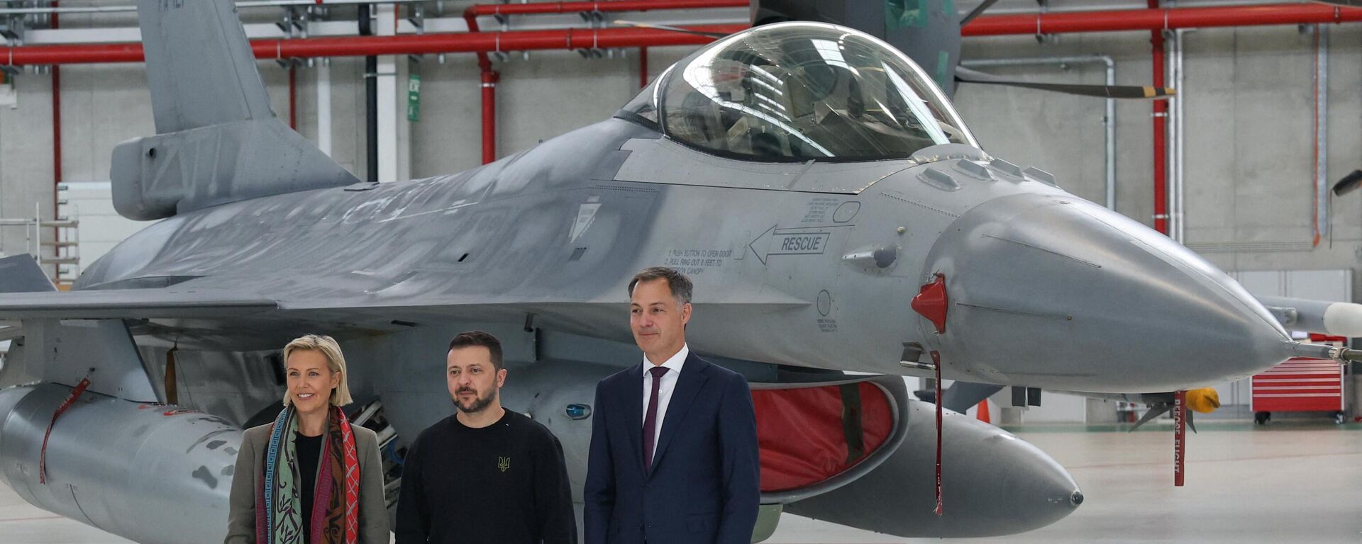 (From L) Belgium's Defense Minister Ludivine Dedonder, Ukraine's Volodymyr Zelensky, and Belgium's Prime Minister Alexander De Croo pose for a photograph next to an F-16 fighter jet during an inspection visit of Ukraine's president to Belgium at the Melsbroek military airport in Steenokkerzeel, north-east of Brussels on May 28, 2024.  - Sputnik International, 1920, 24.07.2024