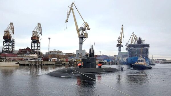 A diesel-electric submarine Kronstadt has left for running tests at the Admiralty Shipyards, in St. Petersburg, Russia - Sputnik International