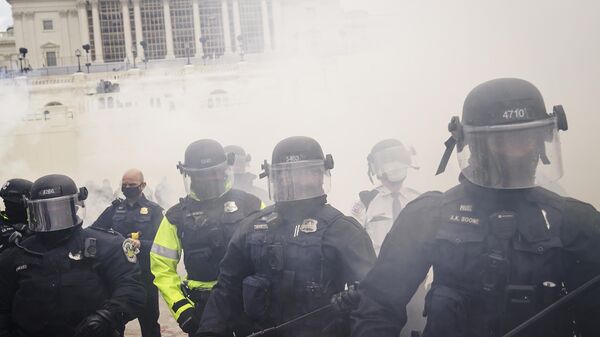 Police use pepper spray near Capitol - Sputnik International