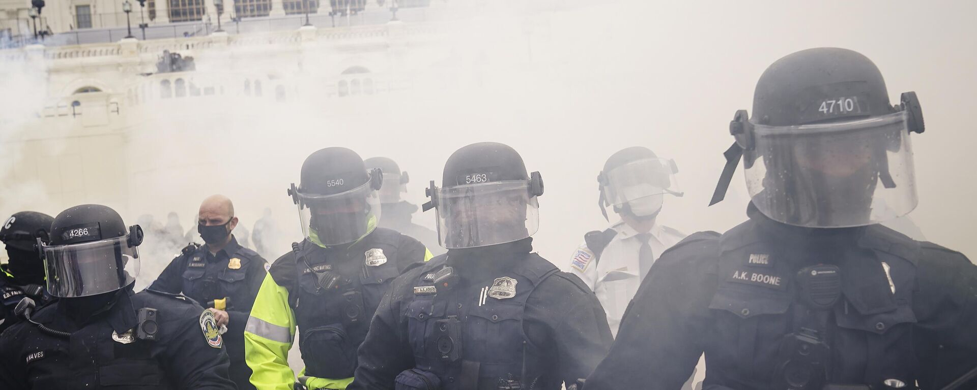 Police use pepper spray near Capitol - Sputnik International, 1920, 24.07.2024