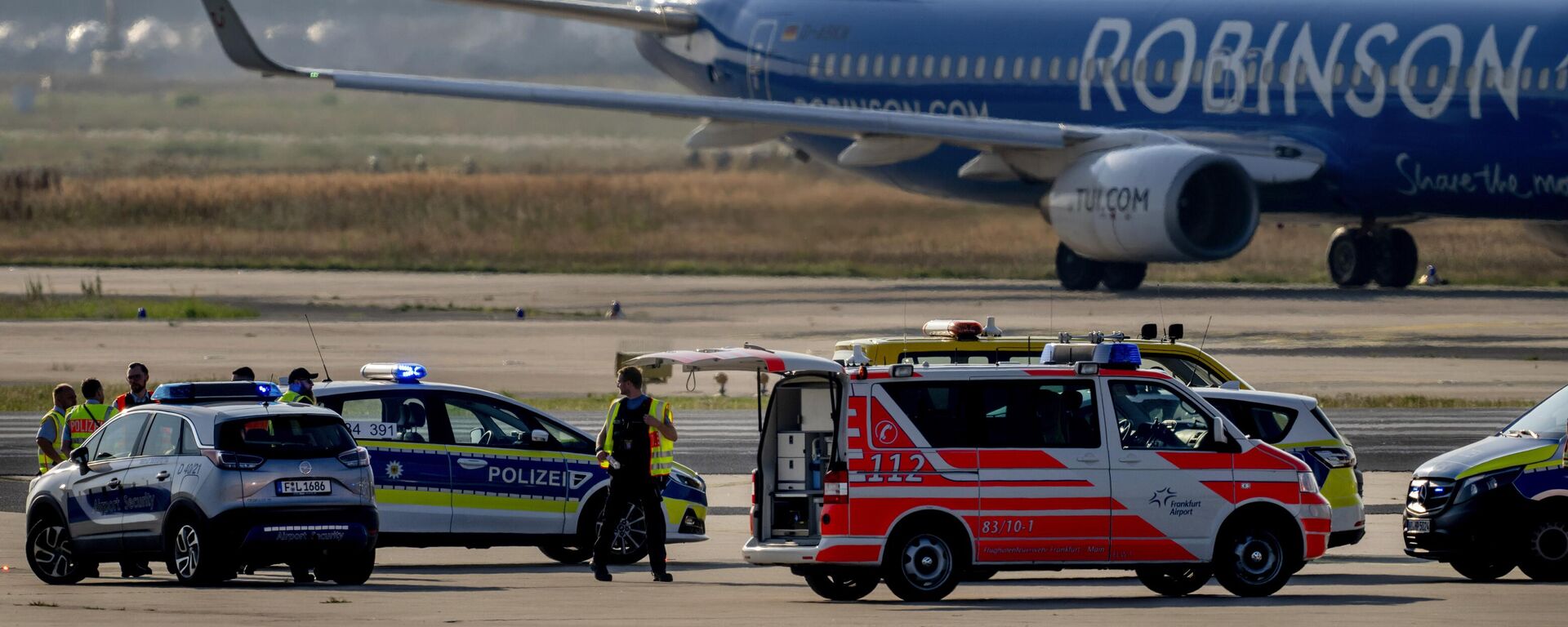 Emergency vehicles and police cars are parked on a runway at the airport in Frankfurt, Germany, as climate activists were gluing themselves to the ground blocking air traffic for several hours - Sputnik International, 1920, 25.07.2024