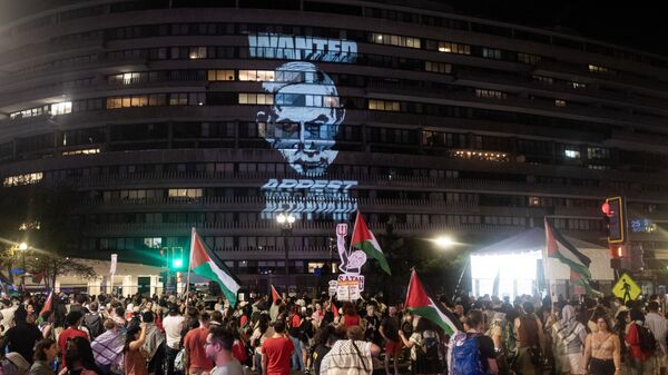 Pro-Palestinian protesters demonstrate outside the Watergate Hotel following Israeli Prime Minister Benjamin Netanyahu’s address during a joint session of congress, in Washington, DC on July 24, 2024.  - Sputnik International
