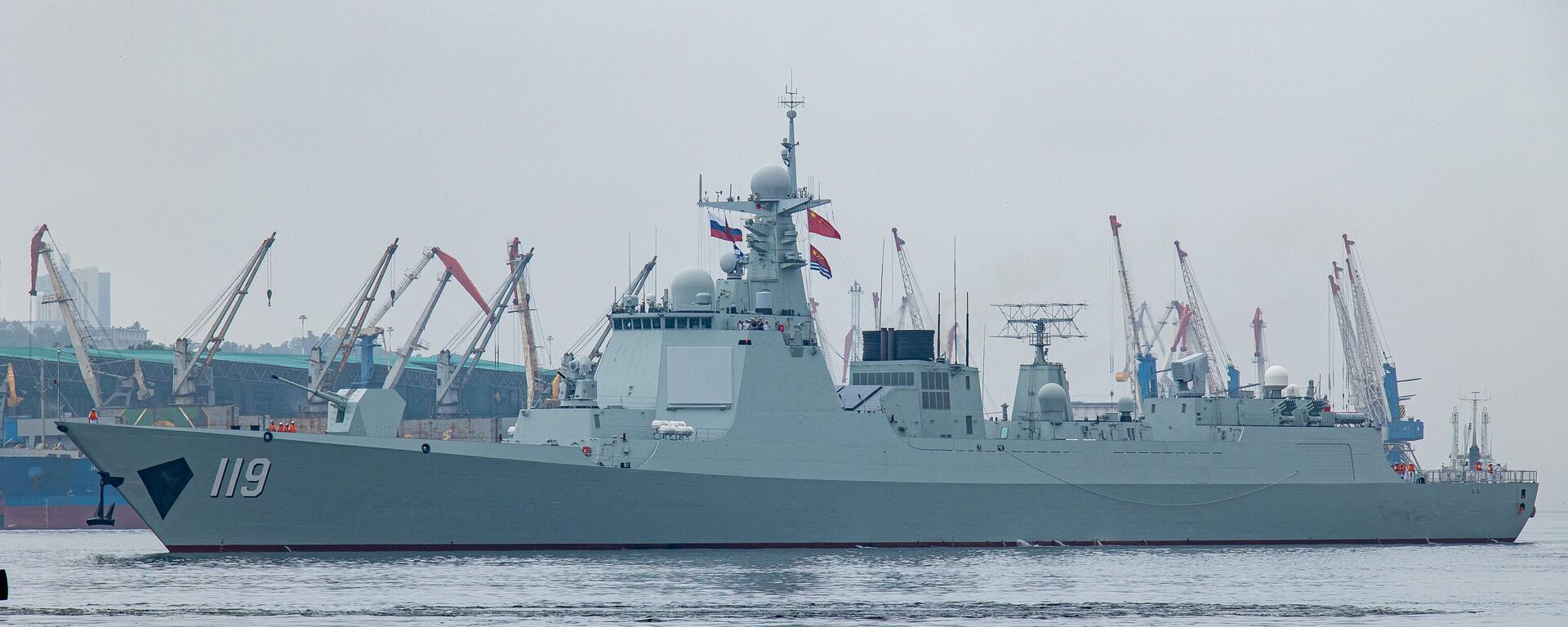 Chinese Navy's Guiyang destroyer is seen in the Far Eastern port of Vladivostok - Sputnik International, 1920, 26.09.2024