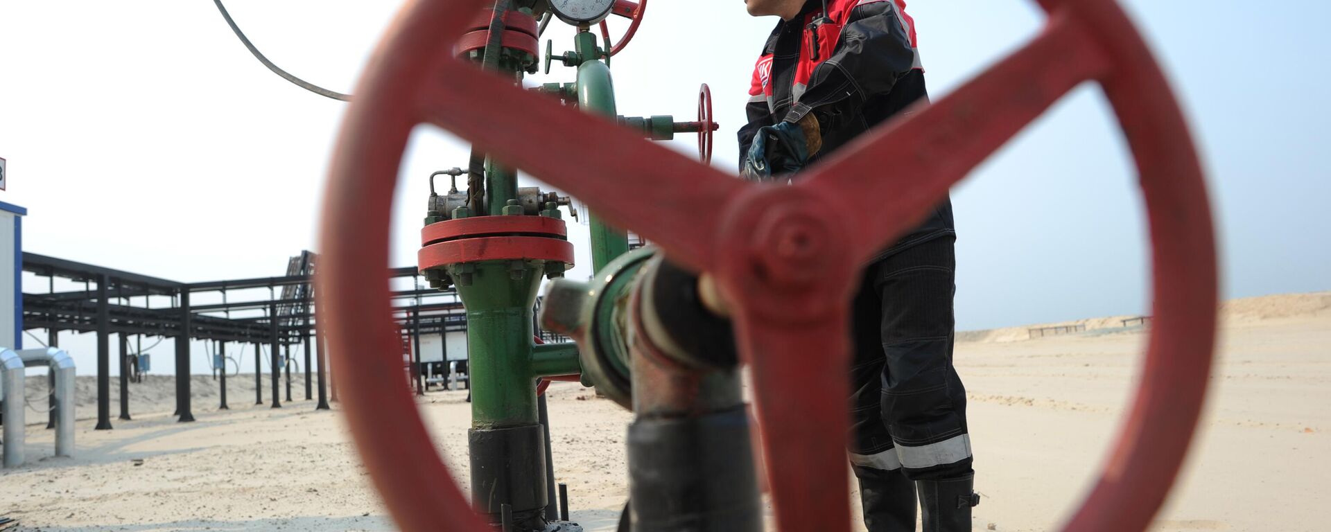 An oil pumper of the Lukoil company at a well cluster near the city of Kogalym. - Sputnik International, 1920, 26.07.2024