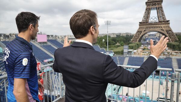 French President Emmanuel Macron (R) and President of the Paris 2024 Olympics and Paralympics Organizing Committee Tony Estanguet (L) visit of the Stade Tour Eiffel in Champ-de-Mars in Paris, France, 24 July 2024, ahead of the Paris 2024 Olympic and Paralympic games.  - Sputnik International