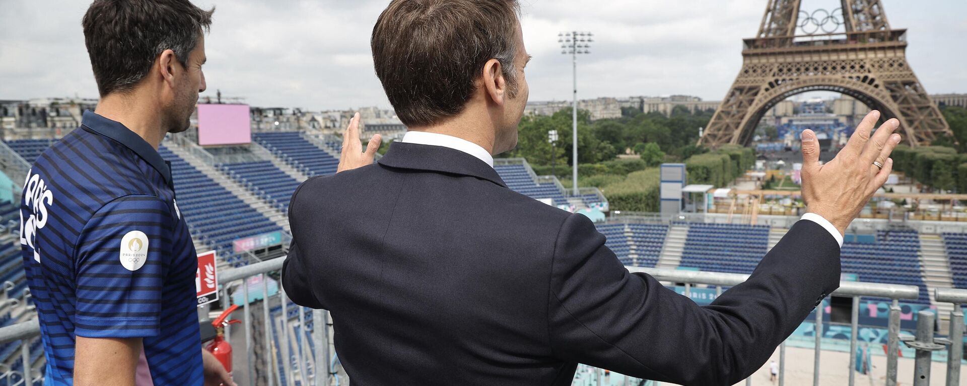 French President Emmanuel Macron (R) and President of the Paris 2024 Olympics and Paralympics Organizing Committee Tony Estanguet (L) visit of the Stade Tour Eiffel in Champ-de-Mars in Paris, France, 24 July 2024, ahead of the Paris 2024 Olympic and Paralympic games.  - Sputnik International, 1920, 26.07.2024