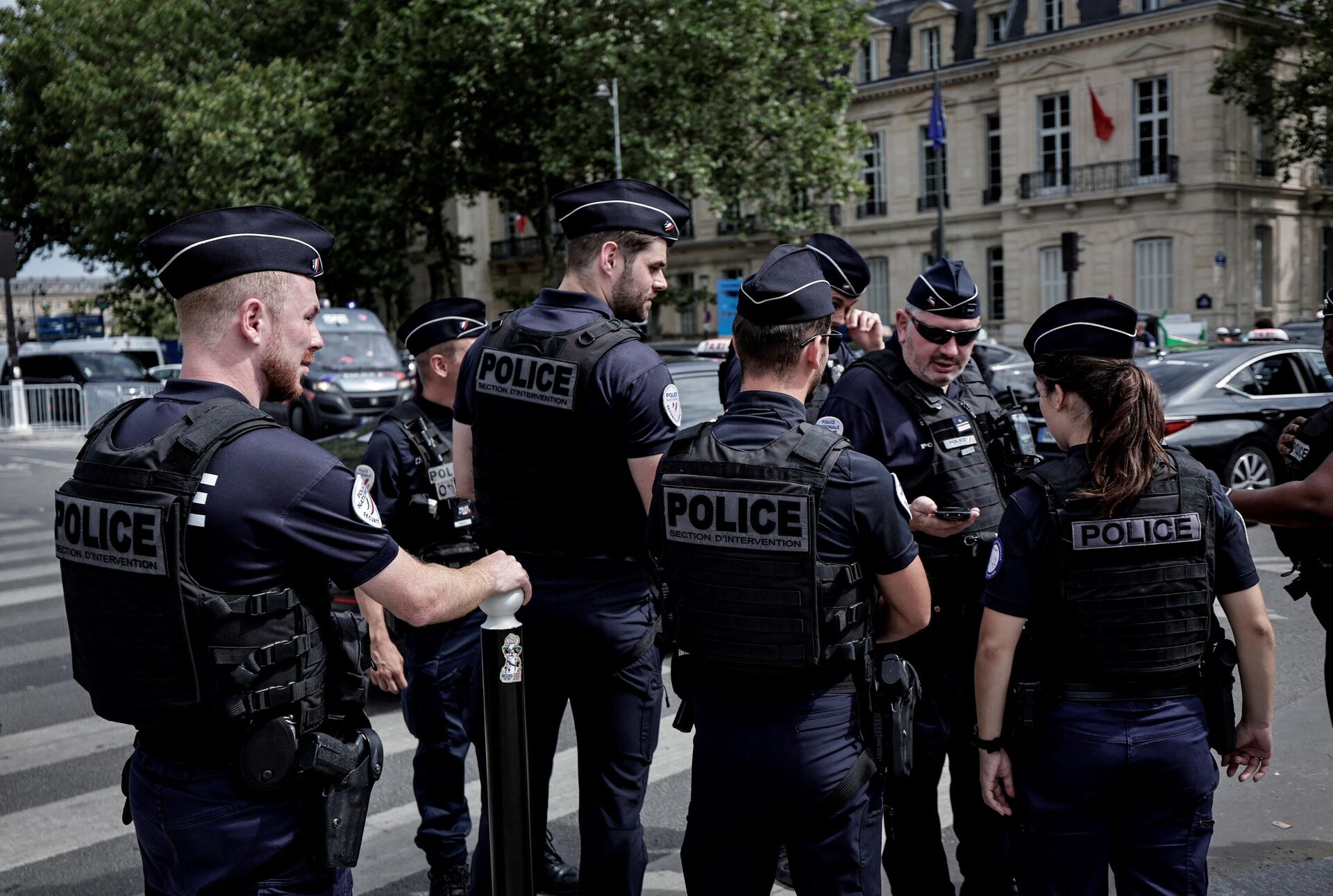 French national police officers stand guard on the Invalides bridge on the eve of the Paris 2024 Olympic Games opening ceremony in Paris on July 25, 2024. - Sputnik International, 1920, 26.07.2024