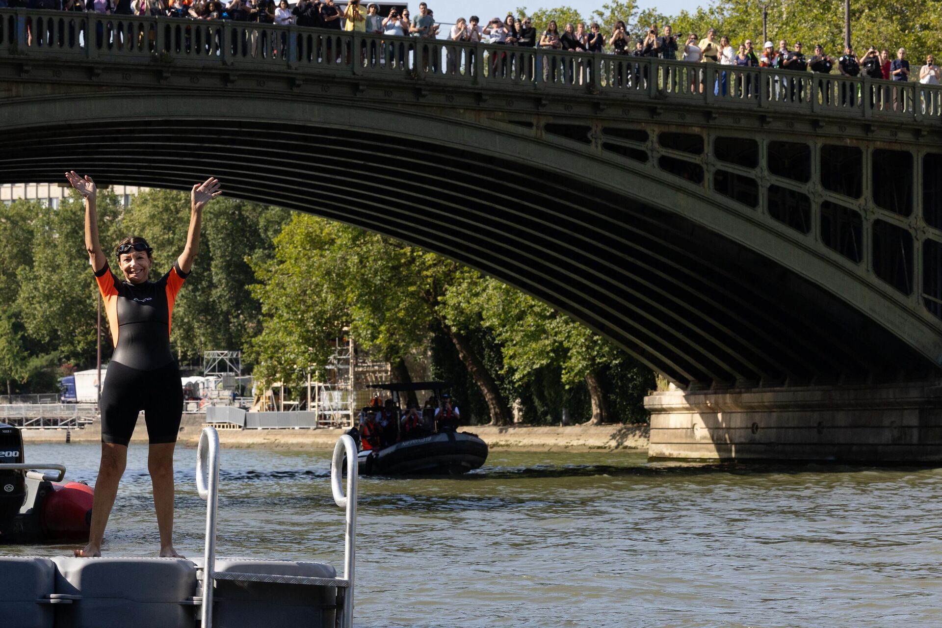 Paris Mayor Anne Hidalgo waves before swimming in the Seine, in Paris on July 17, 2024, to demonstrate that the river is clean enough to host the outdoor swimming events at the Paris Olympics later this month. Despite an investment of 1.4 billion euros ($1.5 billion) to prevent sewage leaks into the waterway, the Seine has been causing suspense in the run-up to the opening of the Paris Games on July 26 after repeatedly failing water quality tests. - Sputnik International, 1920, 26.07.2024