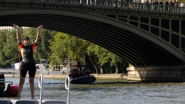 Paris Mayor Anne Hidalgo waves before swimming in the Seine, in Paris on July 17, 2024, to demonstrate that the river is clean enough to host the outdoor swimming events - Sputnik International