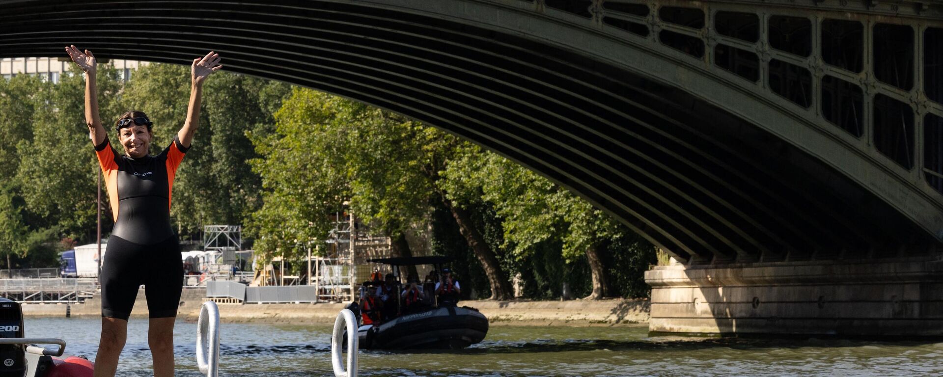 Paris Mayor Anne Hidalgo waves before swimming in the Seine, in Paris on July 17, 2024, to demonstrate that the river is clean enough to host the outdoor swimming events - Sputnik International, 1920, 30.07.2024