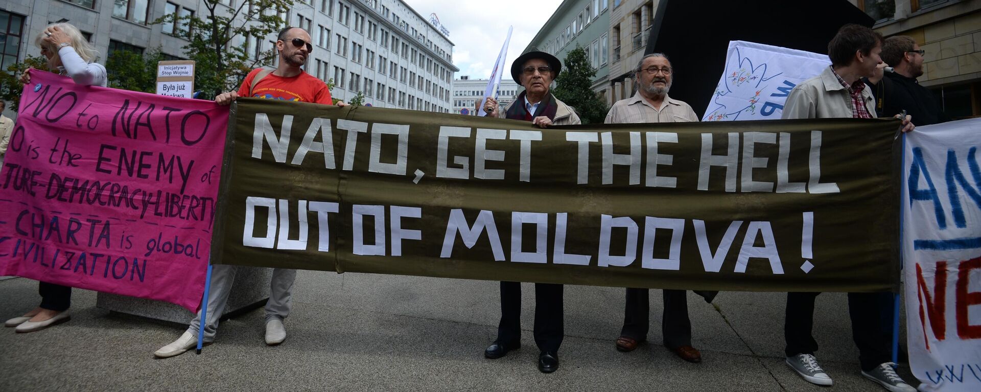 Participants of a rally protesting against the NATO summit in Warsaw - Sputnik International, 1920, 26.07.2024