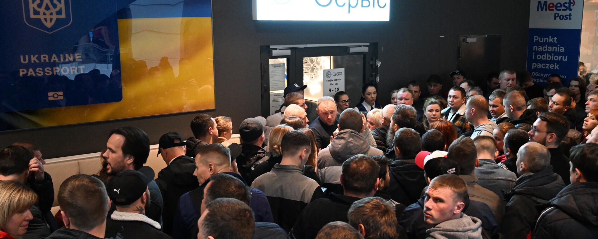 Ukrainians gather in front of a closed Ukraine's passport service point at the shopping center in Warsaw, Poland, on April 24, 2024. Ukraine on April 23, 2024 suspended consular services for men of fighting age living abroad, after announcing measures to bring them home amid manpower shortages in the army fighting Russia.  - Sputnik International, 1920, 26.07.2024