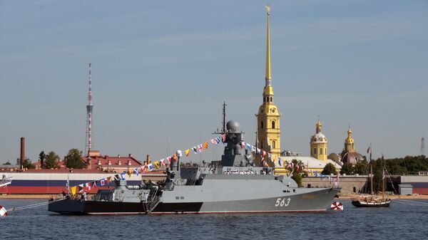 The Serpukhov corvette sails along the Neva River during a rehearsal for the Navy Day parade in St. Petersburg, Russia - Sputnik International