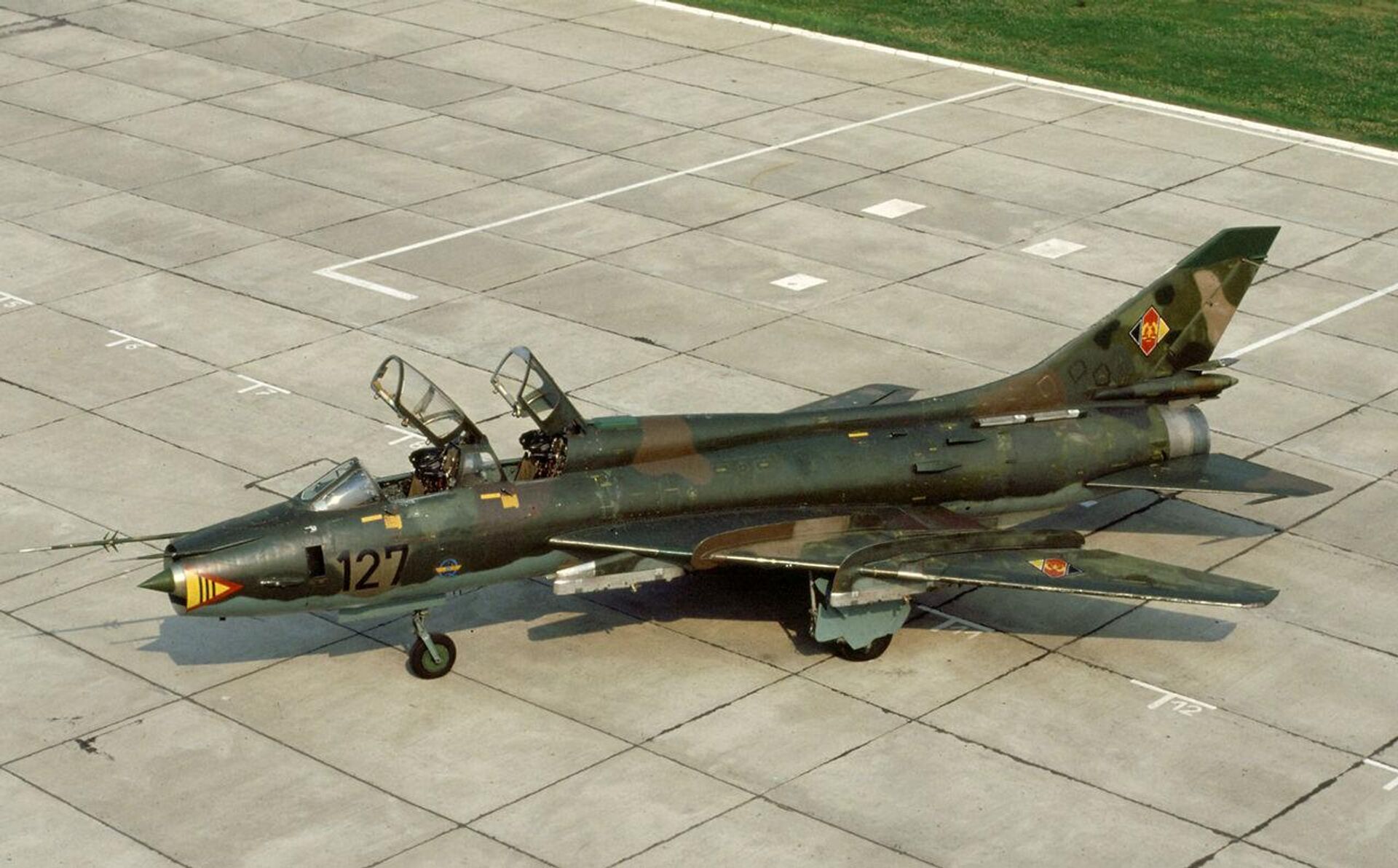 A Sukhoi Su-17, exported under the designation Su-22, belonging to the German Democratic Republic Air Force, standing on the tarmac. - Sputnik International, 1920, 28.07.2024